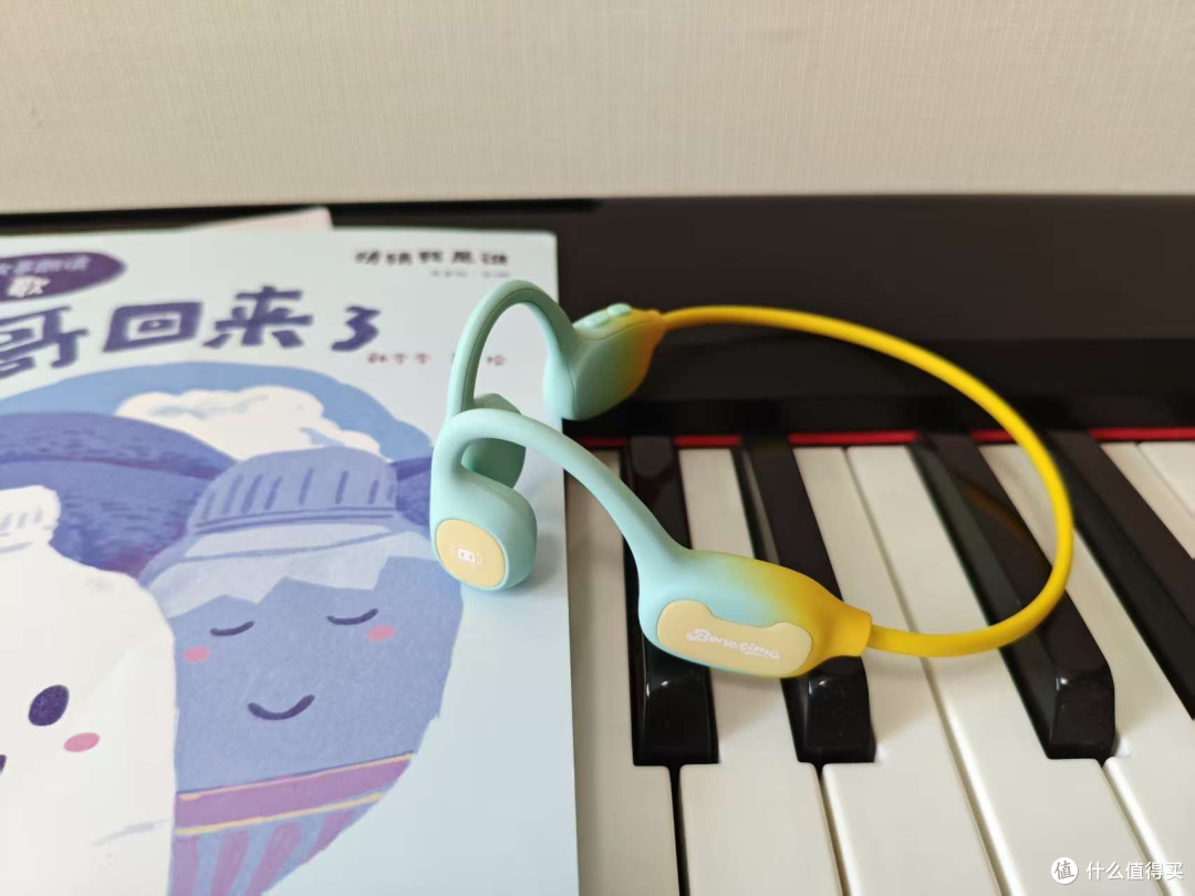 家中有娃钟爱听故事，骨时B20，把儿童听音安全牢牢握在家长手中