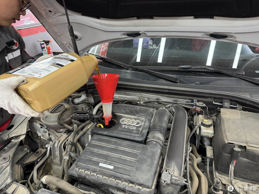 刚买的新车,必须要5000公里或半年,到4S店里进行一次保养吗?