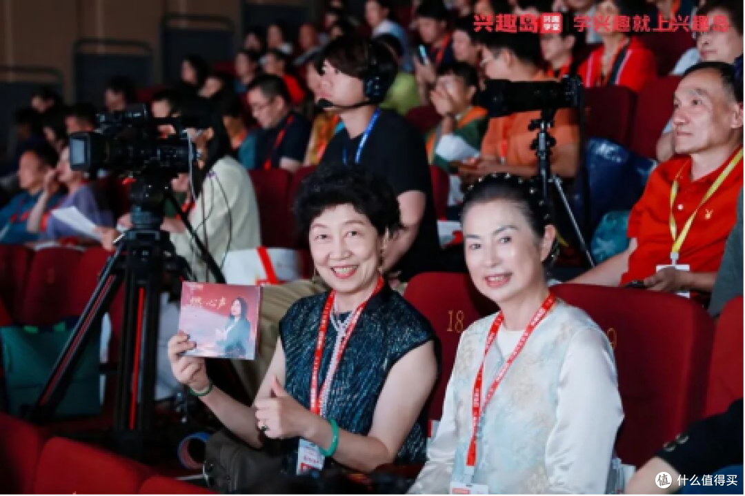 艺术节展演来袭！兴趣岛宋伶俐携银发学员唱响“第二人生”
