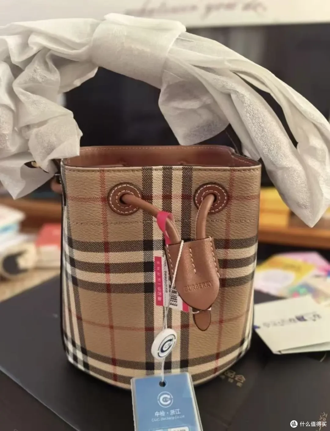 7折拿下Burberry经典水桶包,为什么折扣店的价格远低于官网?