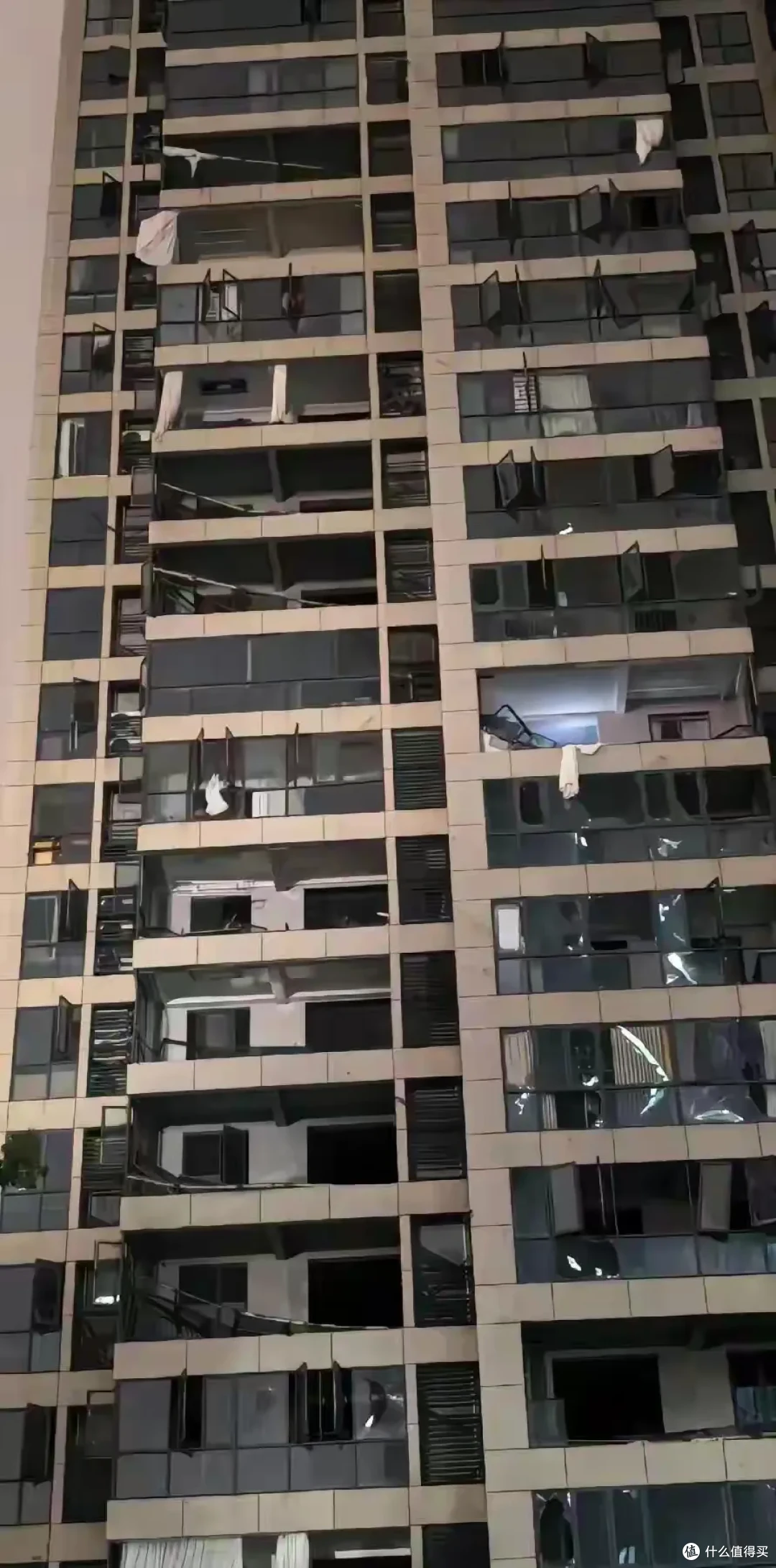雷暴大风天气惨痛教训:暴风雨时千万不要站在客厅落地窗边上