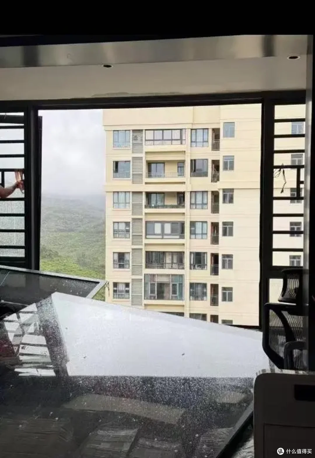 雷暴大风天气惨痛教训:暴风雨时千万不要站在客厅落地窗边上