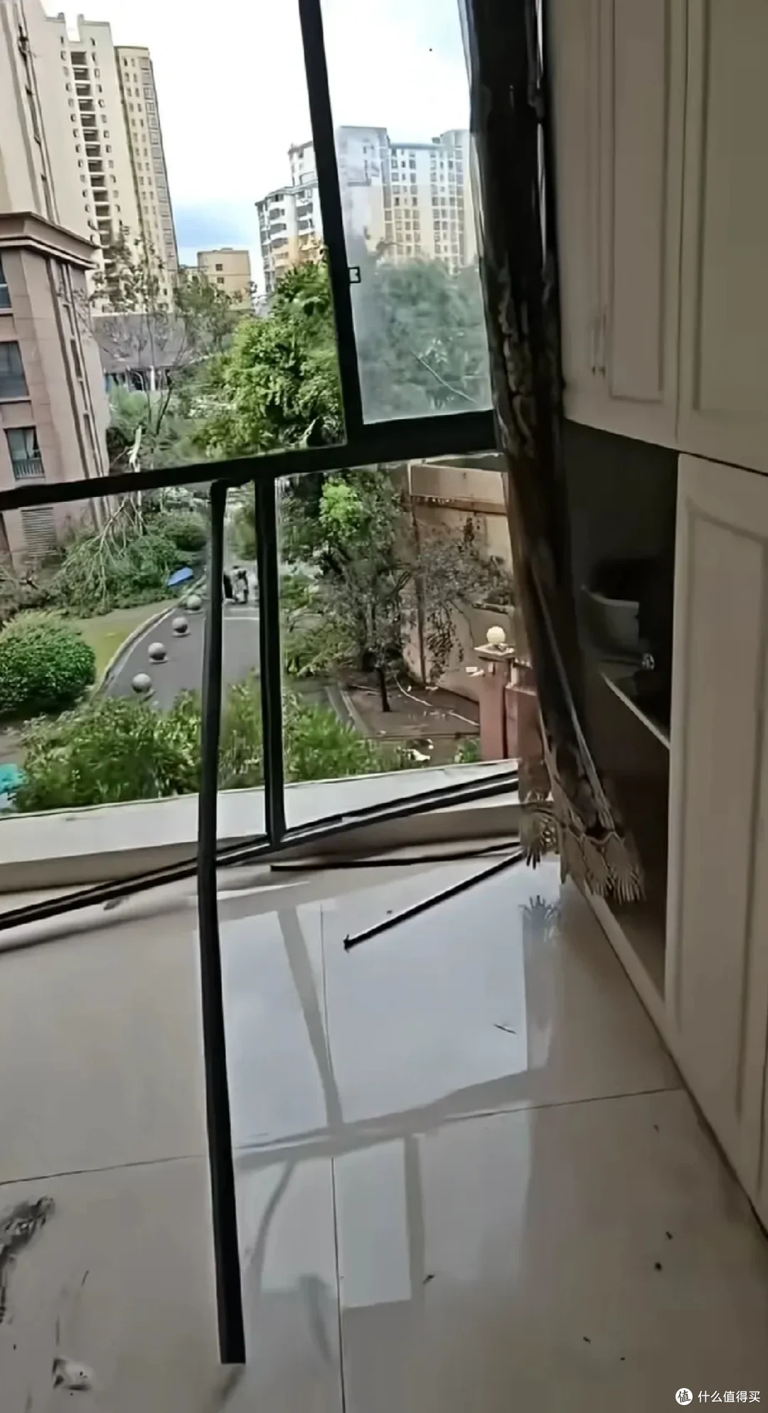 雷暴大风天气惨痛教训:暴风雨时千万不要站在客厅落地窗边上