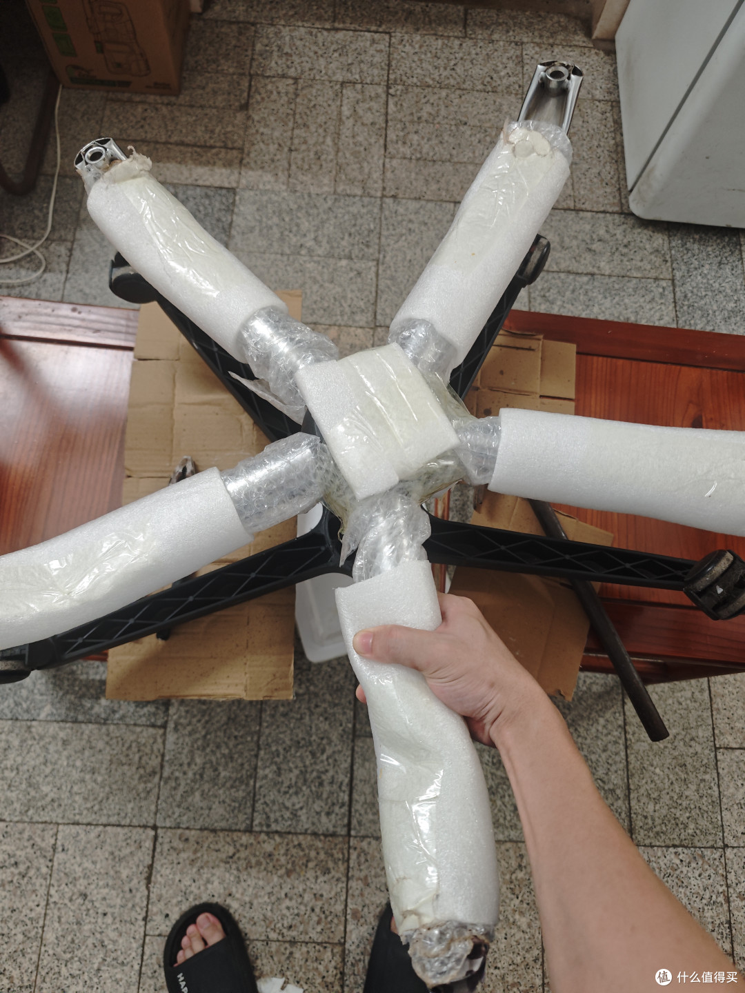 电脑椅拆到一半，刚好新的五爪轮椅脚到了，拍个照