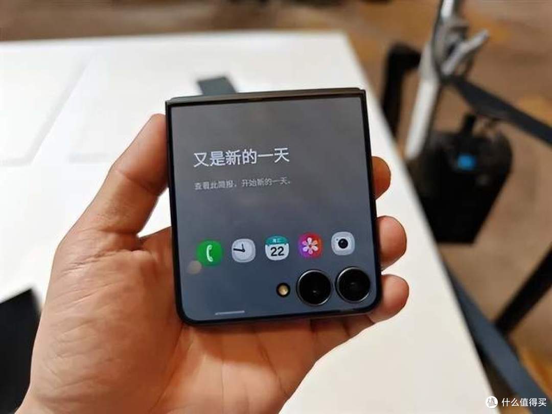 砍掉长焦取消S Pen!三星Fold8定价万八,新形态折叠屏口碑如何?