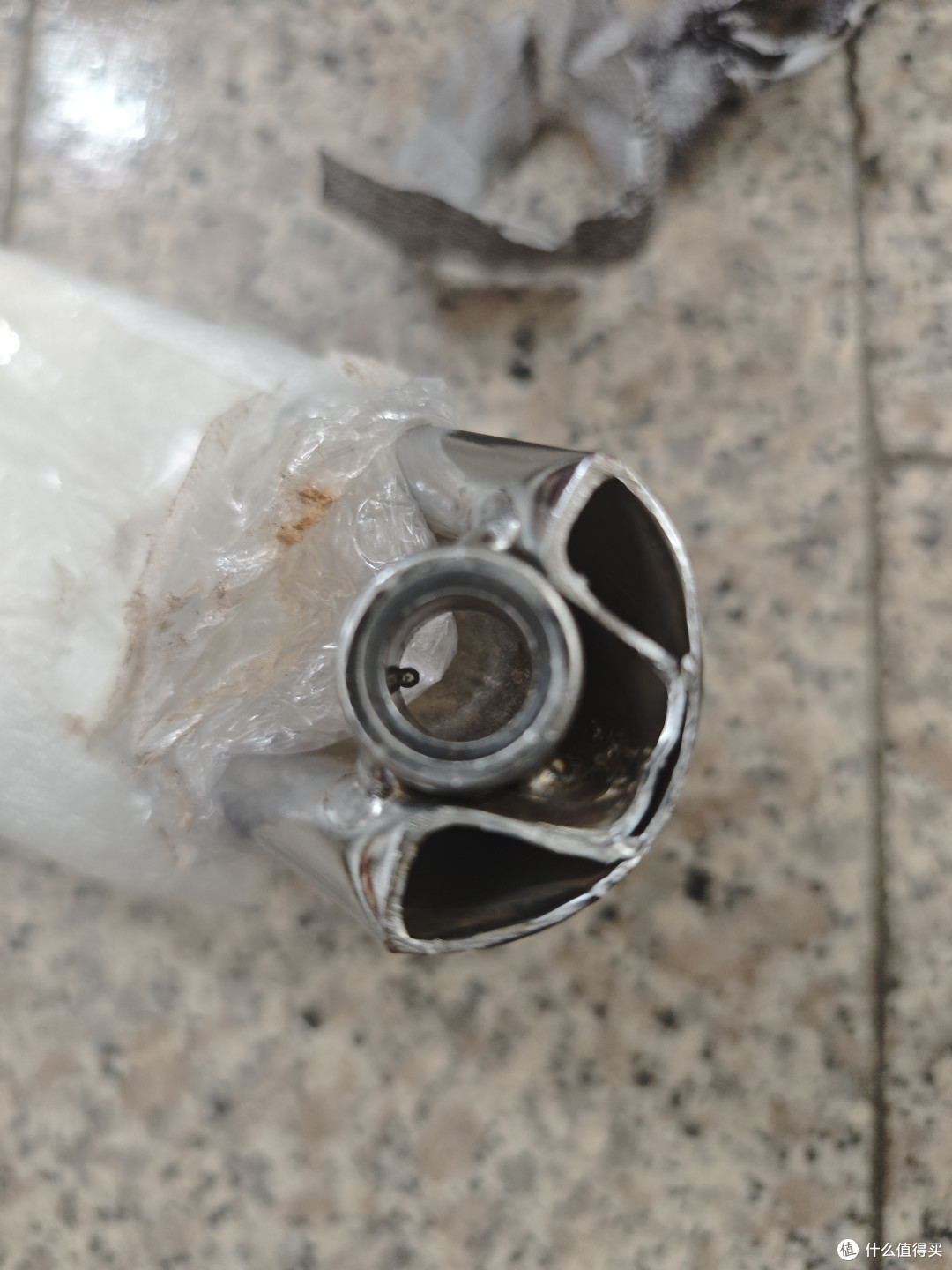 新椅脚有一个孔插不进轮子，原来是有焊珠顶住了，敲掉就行
