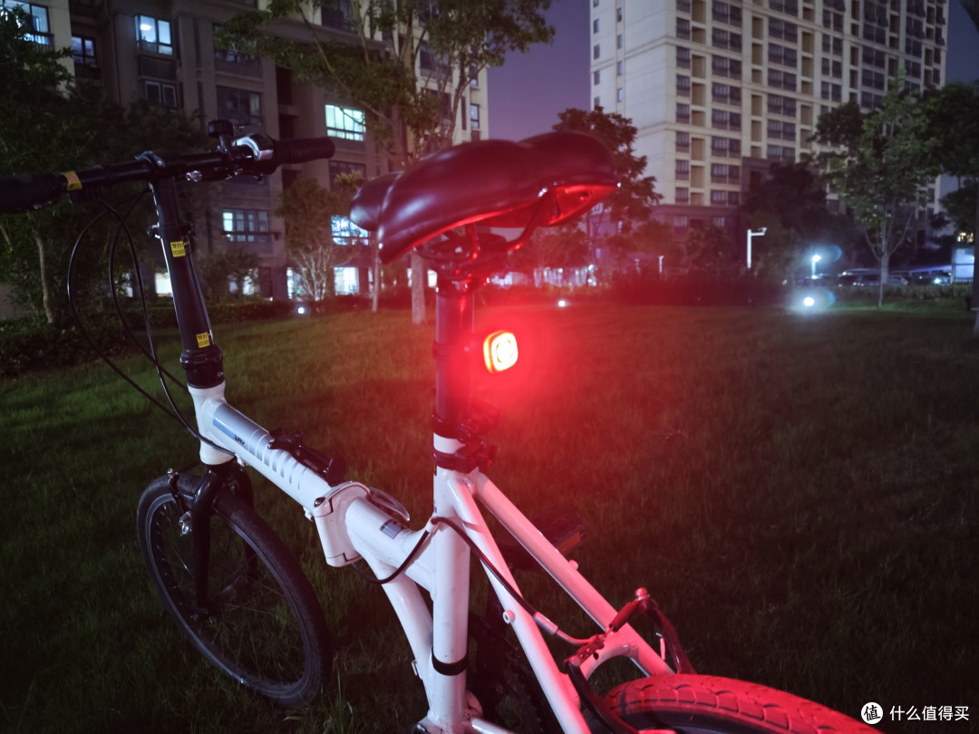 夜间骑车,车尾灯和车前灯对于安全同样重要!