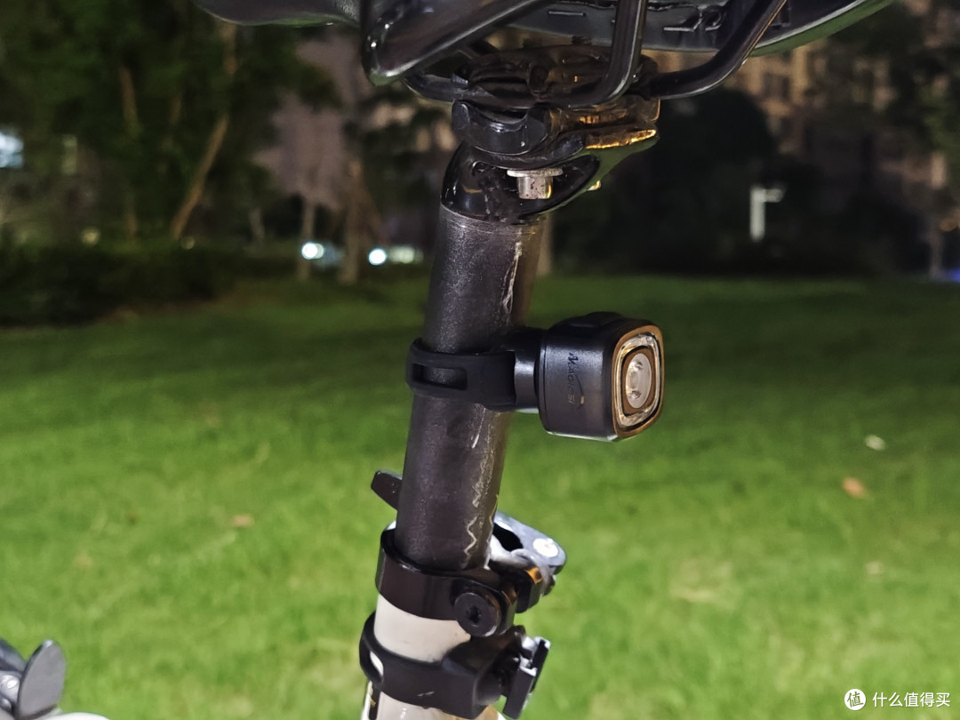 夜间骑车,车尾灯和车前灯对于安全同样重要!
