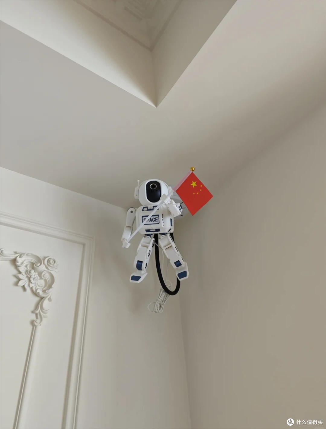 年轻人还是对监控探头动手了:没想到简单装饰一下,让家变得更美