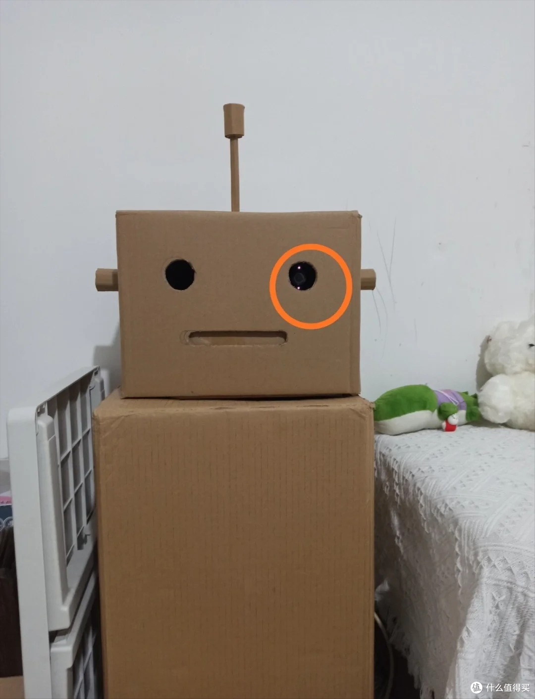 年轻人还是对监控探头动手了:没想到简单装饰一下,让家变得更美
