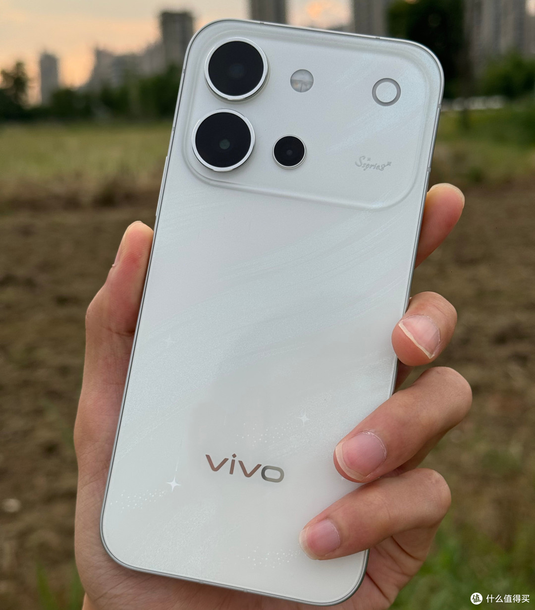 3000档女生颜值机对决,选OPPOReno16还是vivo S60,谁更能打动你