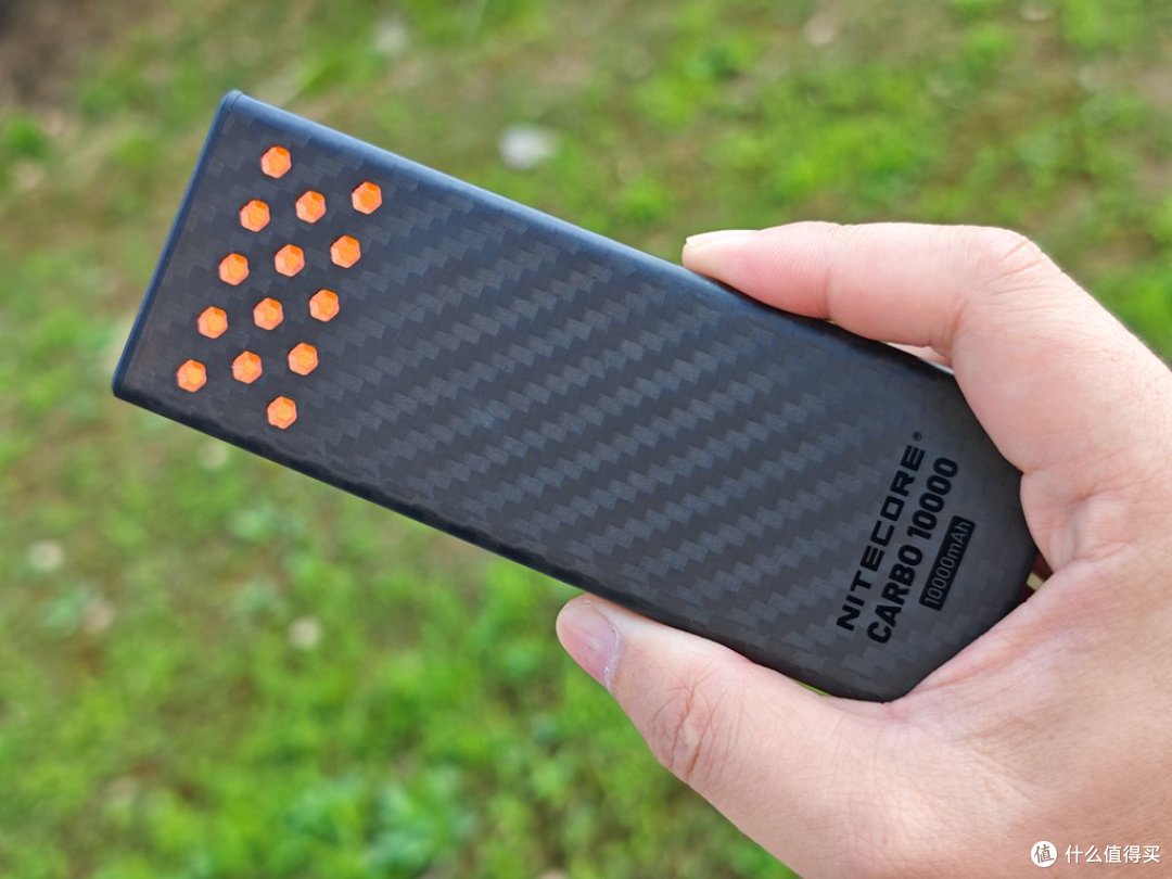30W双向闪充轻量碳纤充电宝,奈特科尔CARBO10000 Gen2全场景体验