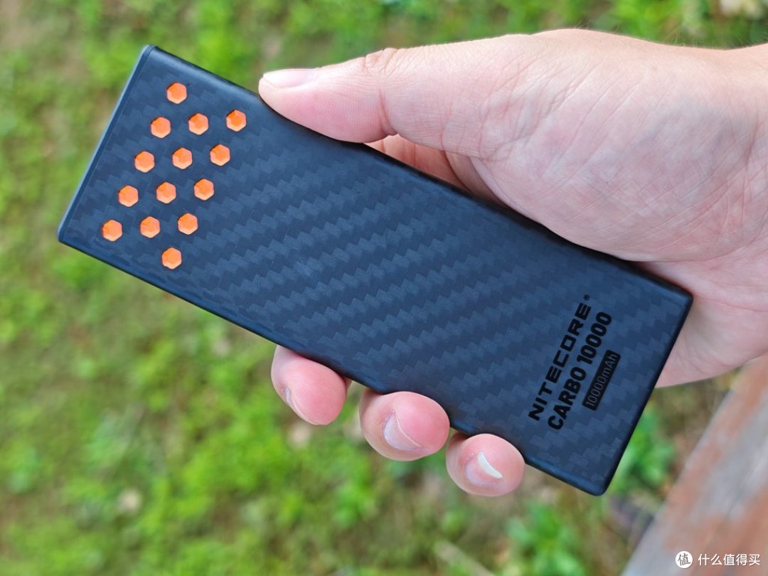30W双向闪充轻量碳纤充电宝,奈特科尔CARBO10000 Gen2全场景体验