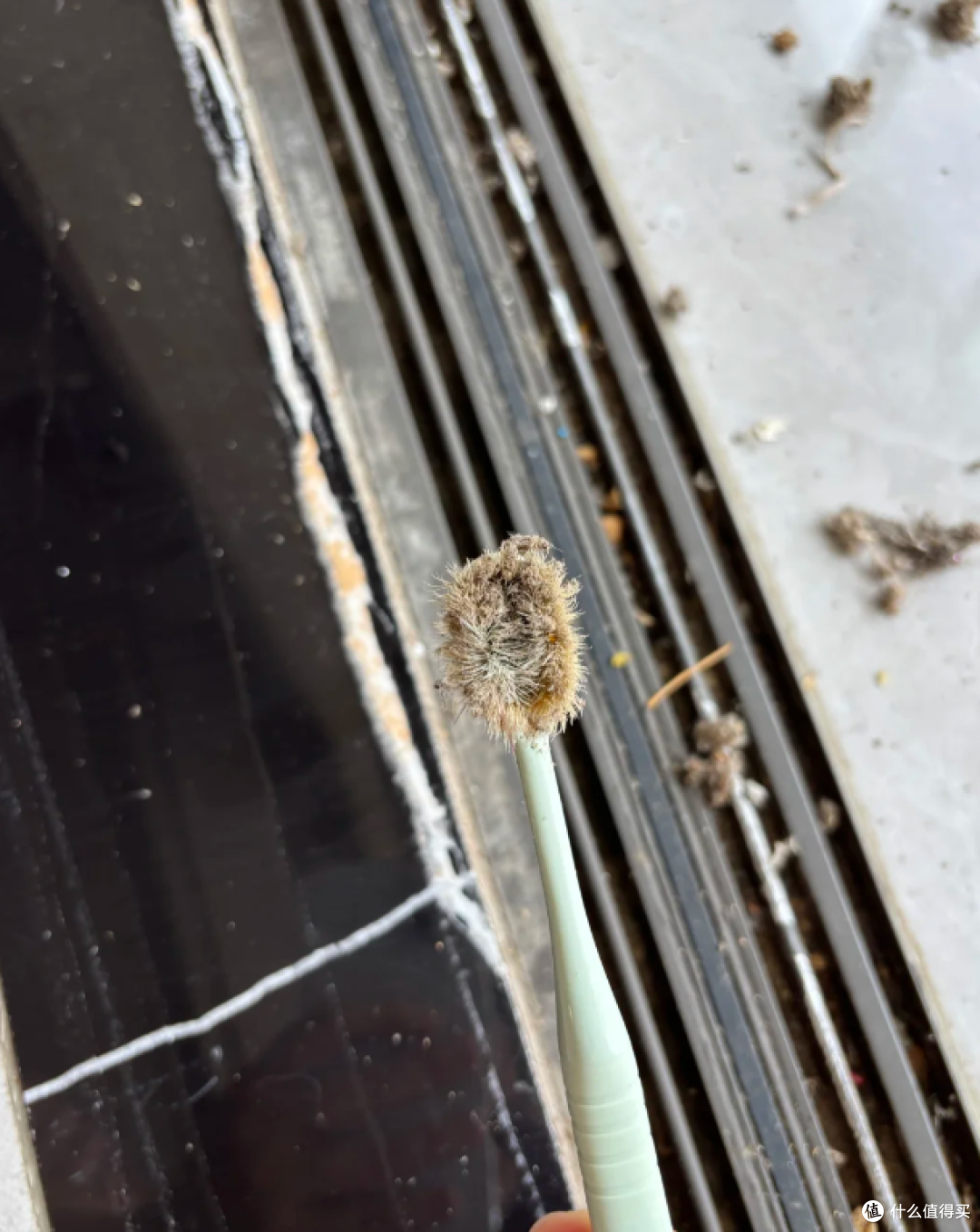 不用的牙刷别扔!思路打开,比专门的工具还好用