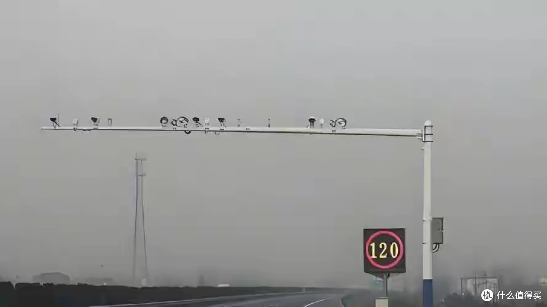 区间测速卡着120跑，为啥还有那么多车超我？他们不怕被罚吗？