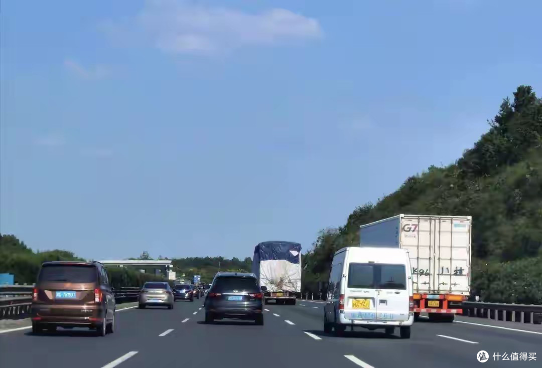 区间测速卡着120跑，为啥还有那么多车超我？他们不怕被罚吗？
