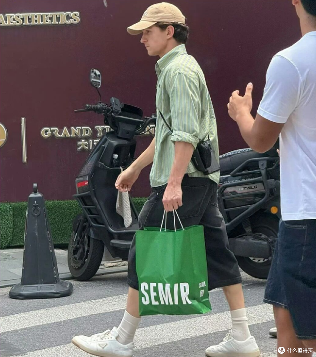 荷兰弟想带火蜘蛛侠，结果先带火了一条短裤