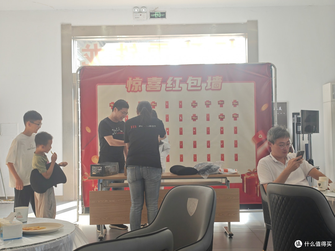 尊贵的奔驰、宝马、小米、华为车主,您在4S店里面吃过龙虾吗?