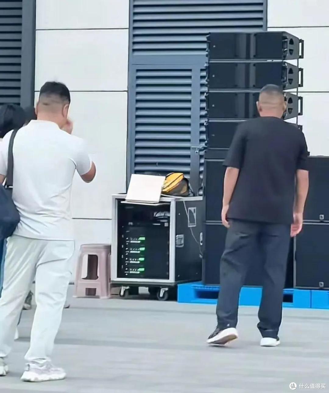 胖东来花200万买音响免费给路人唱,是善意还是最精明的流量账?