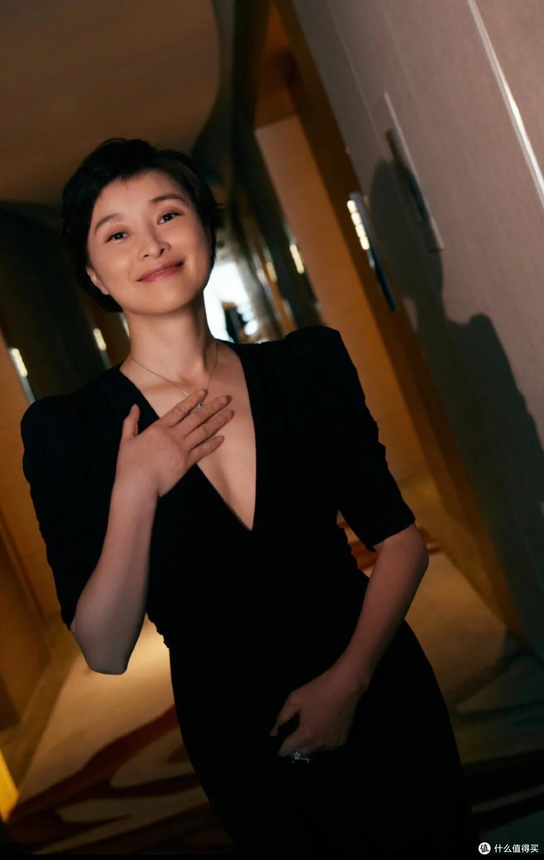 看了吴越的穿搭,真的悟了:色不过三,选基础款,更显高级优雅
