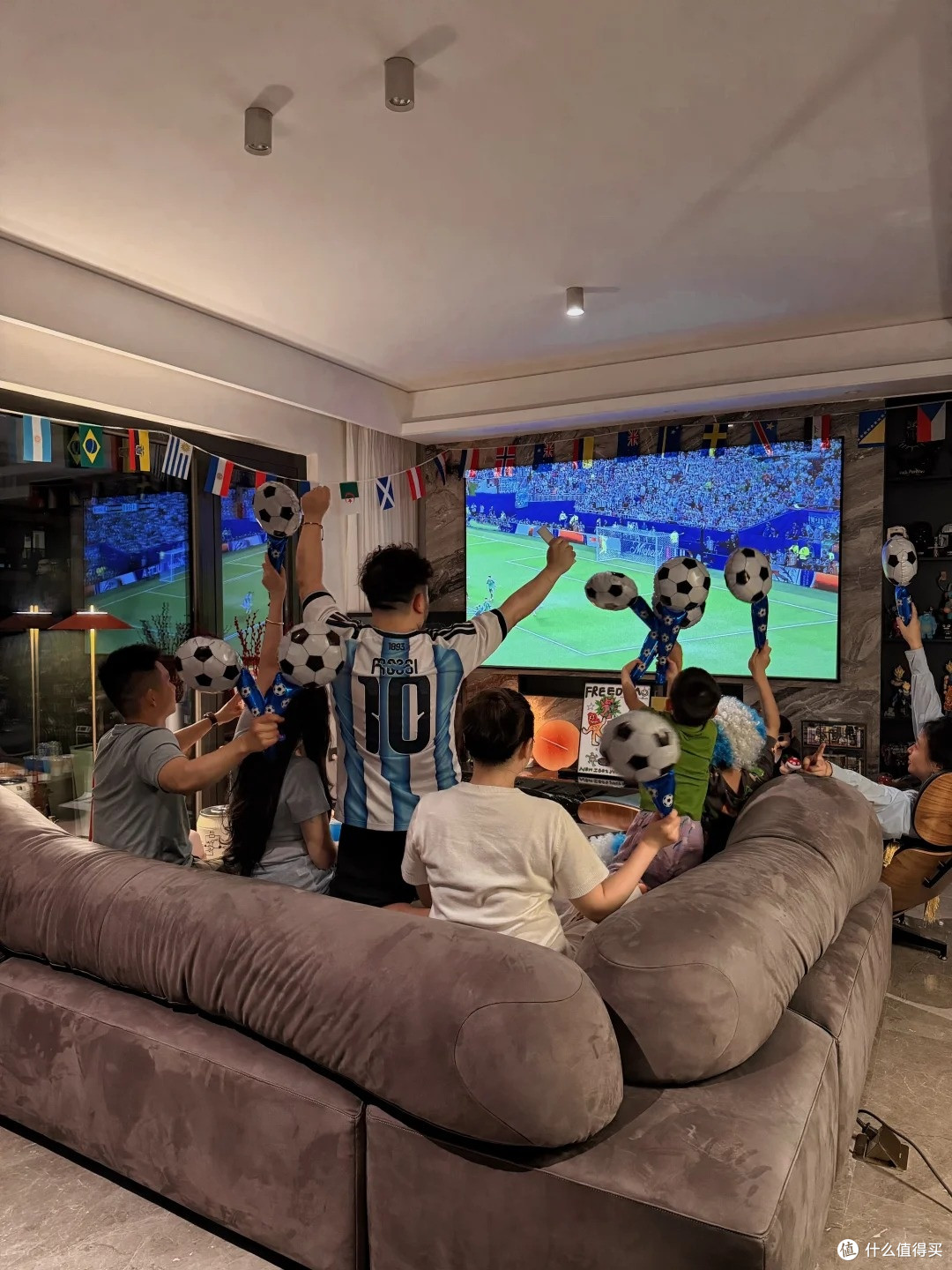 客厅就是球场！换了极米RS30 Pro，才懂什么叫沉浸式看球🏆