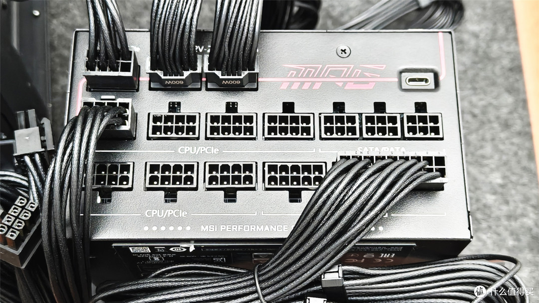 9900X3D+ 5080显卡！微星MPG Ai1300TS PCIE5月神电源装机实测