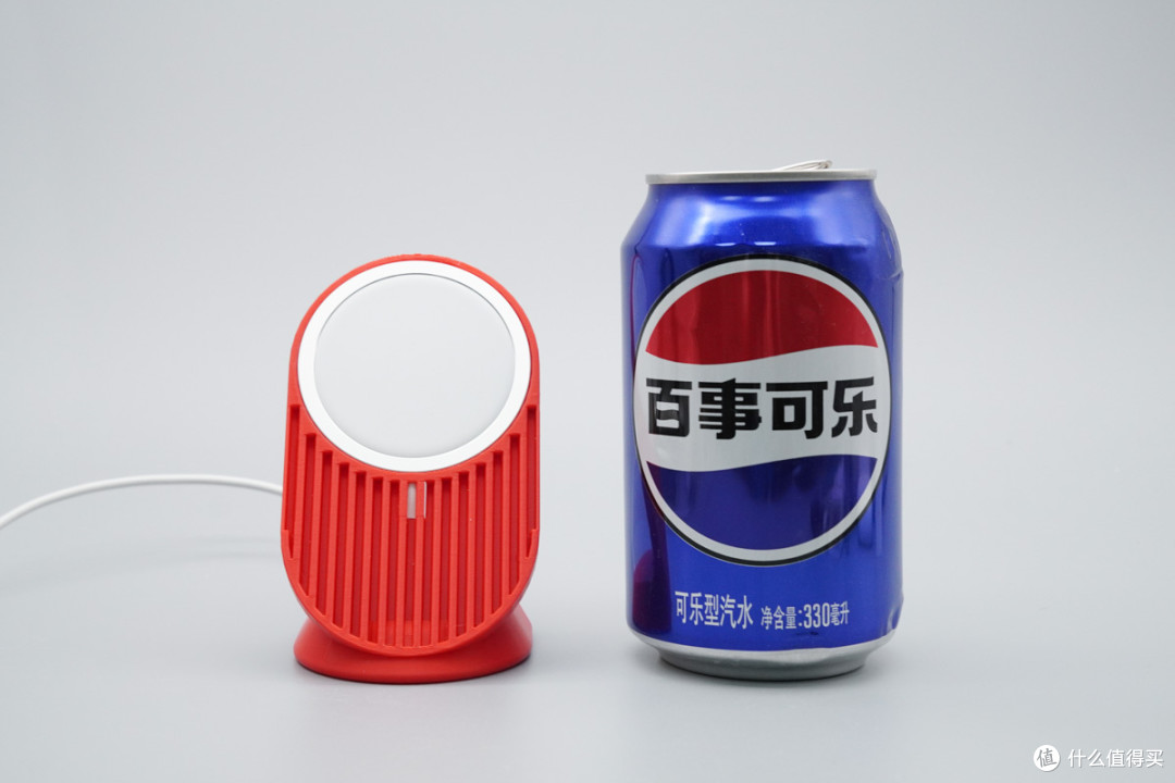 自带格栅风道散热，MagSafe 桌面充电支架评测