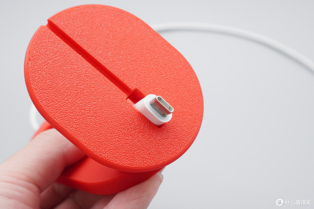 自带格栅风道散热，MagSafe 桌面充电支架评测