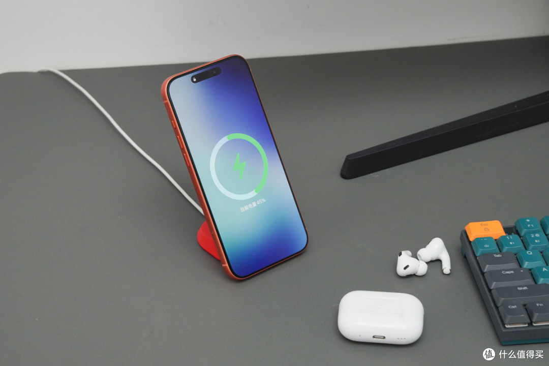 自带格栅风道散热，MagSafe 桌面充电支架评测