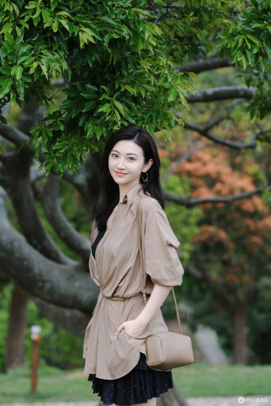 37岁景甜带火一种减龄穿搭：Polo衫+牛仔百褶裙，清爽洋气又高级