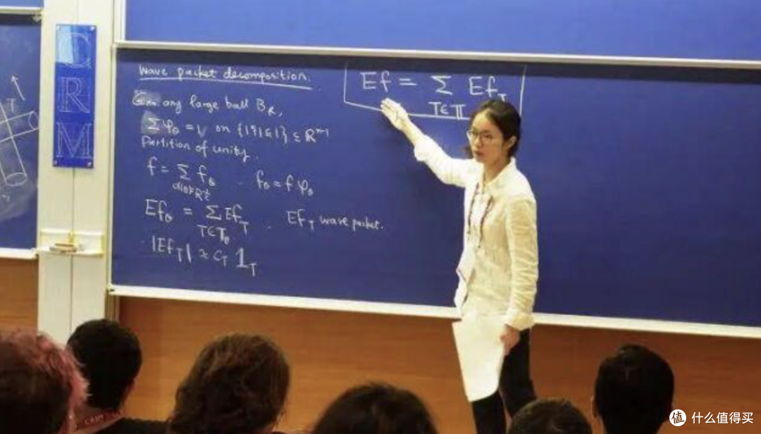 数学家王虹同款穿搭全盘点：卡地亚、Oura戒指、LINDBERG眼镜，这些“高智感”单品到底值不值得买？