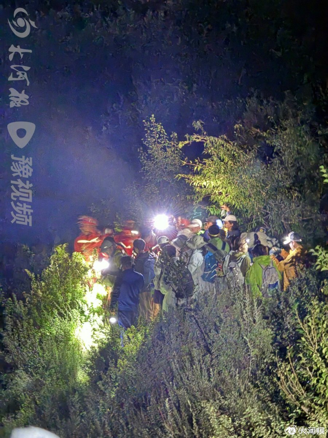 山野备忘录｜45 人深夜被困悬崖边，领队却说"先别报警"