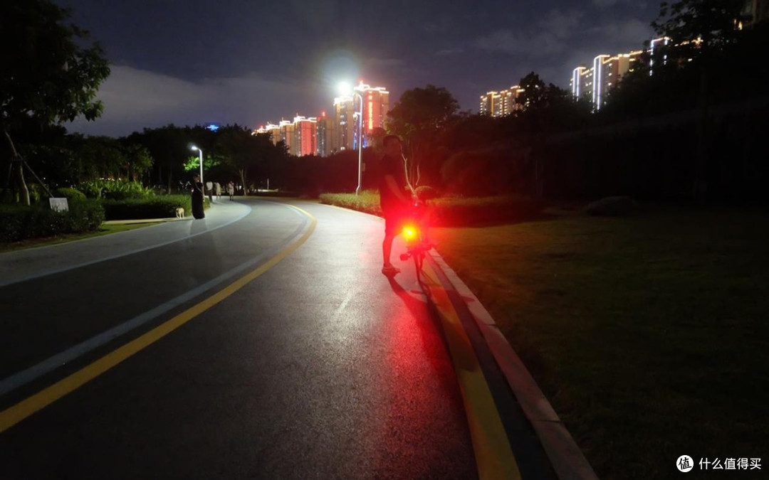 夜骑必备的“保命神器”  迈极炫自行车尾灯让夜路骑行更安全