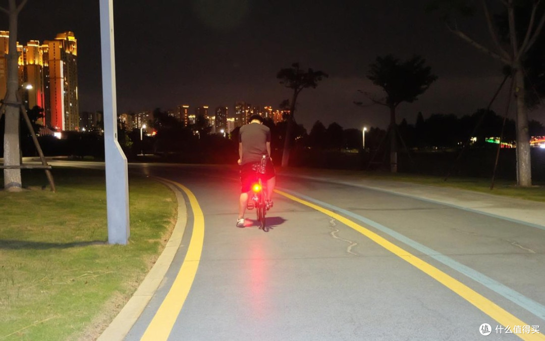 夜骑必备的“保命神器”  迈极炫自行车尾灯让夜路骑行更安全