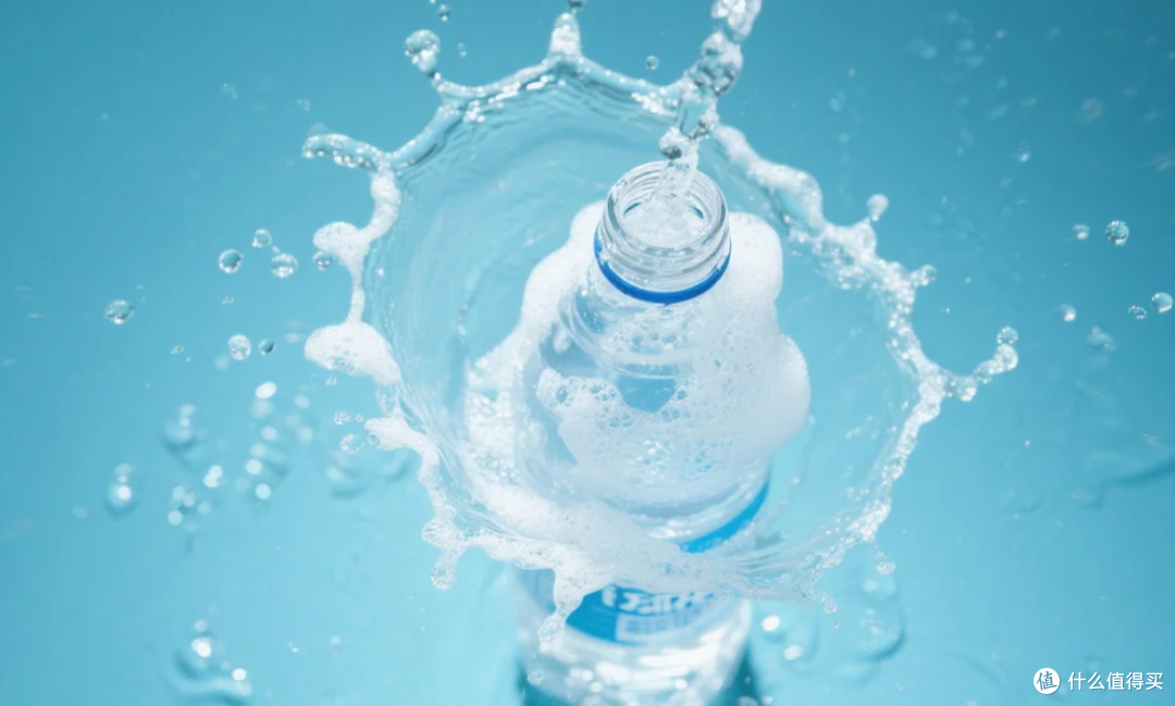 气泡水摇晃后开盖喷涌，根源是二氧化碳溶解特性