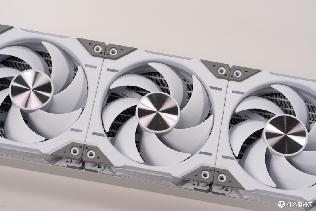 幻 翼_MSI B850M TI MAX_耕升RTX 5070Ti 踏雪_阿斯加特BRAGIxROG