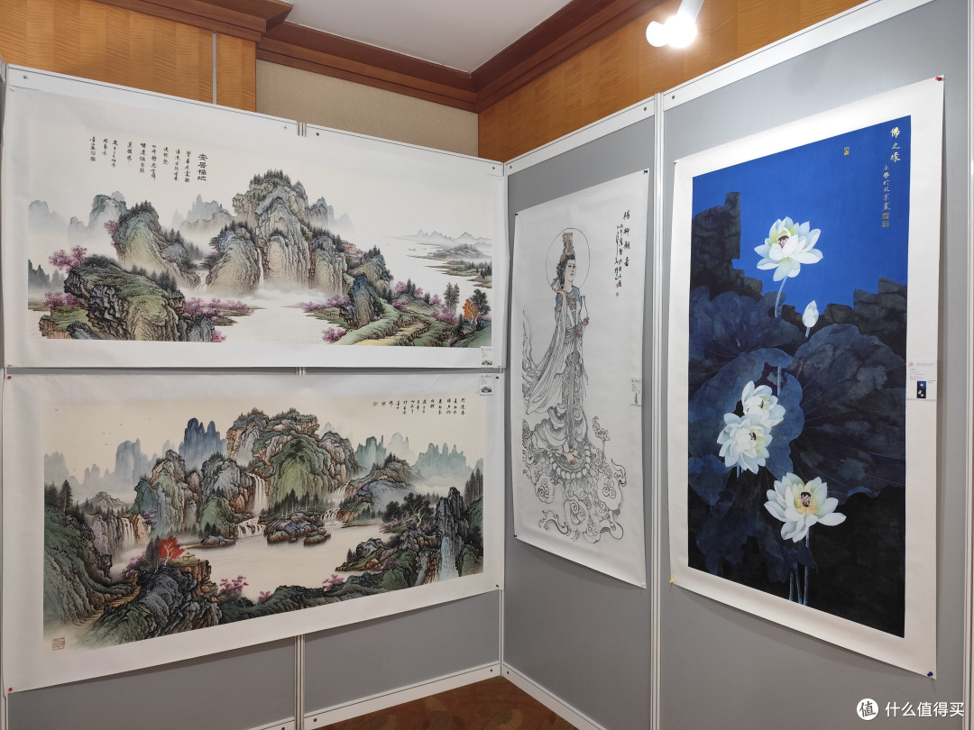 北京瑞平2026春拍拍卖预展现场，展墙下方为周金山《迎福纳财图》。