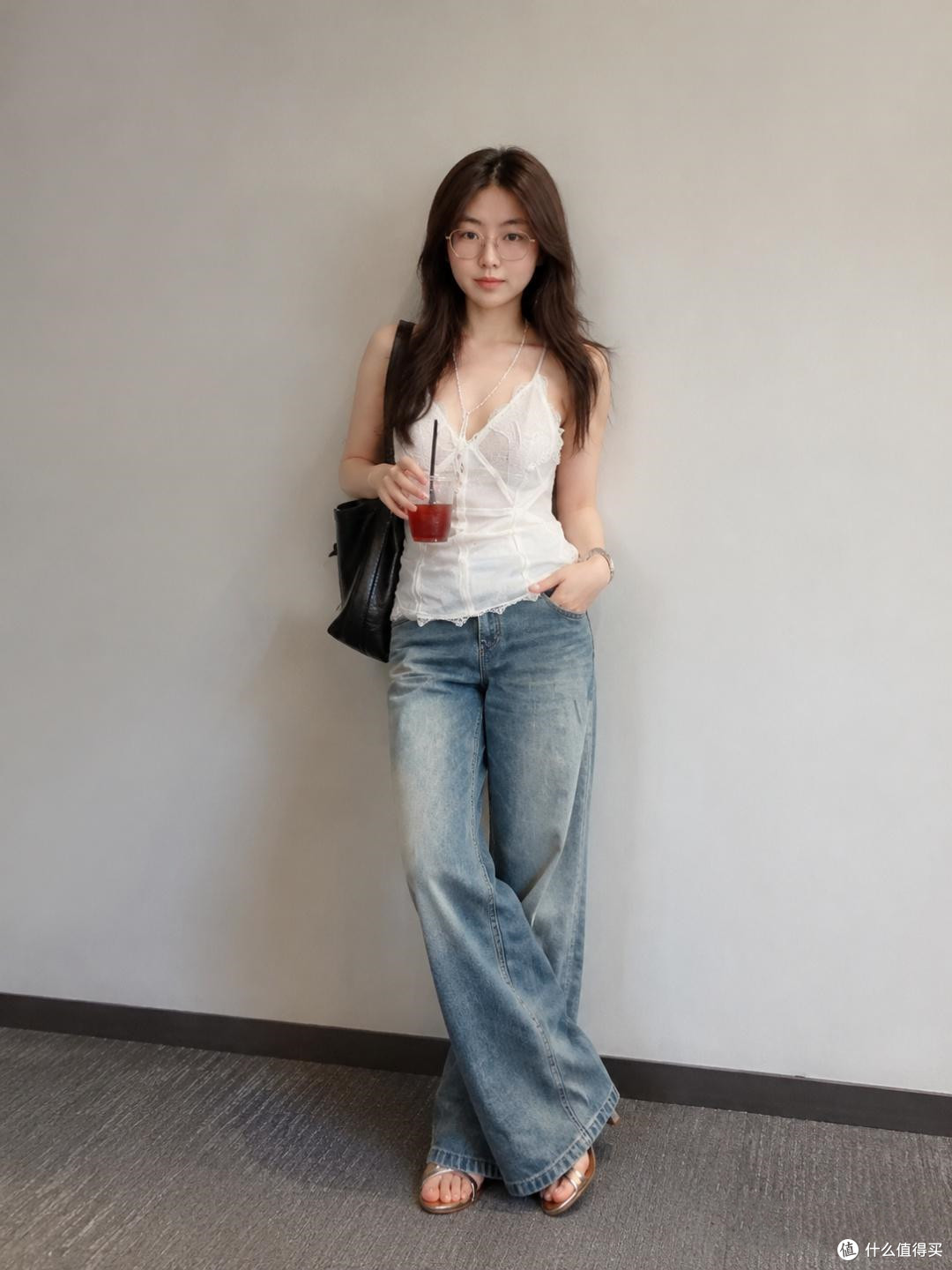 夏天女生懒得想的穿搭：牛仔裤+凉鞋，精致松弛，闭眼穿都好看！