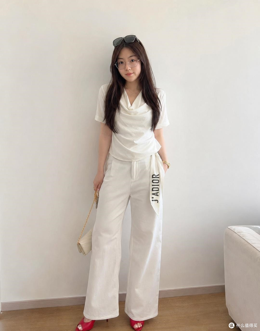 夏天女生懒得想的穿搭：牛仔裤+凉鞋，精致松弛，闭眼穿都好看！