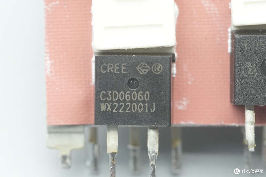 白金牌能效认证，群光800W CRPS碳化硅服务器电源拆解