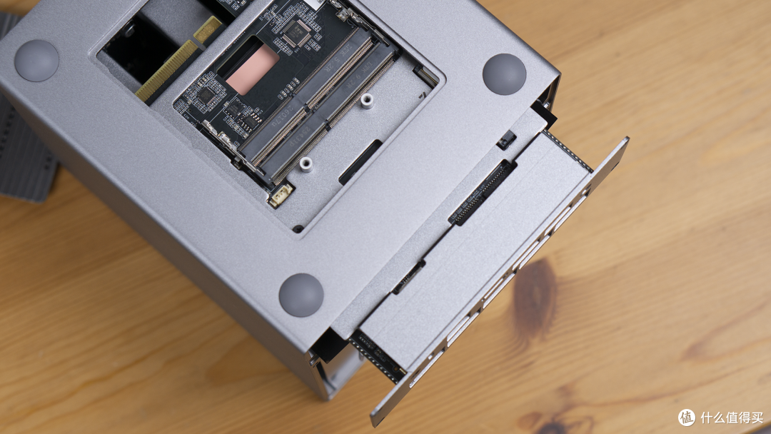 超多盘位、视频专属优化超小体型工作站，零刻ME Pro 13500H体验