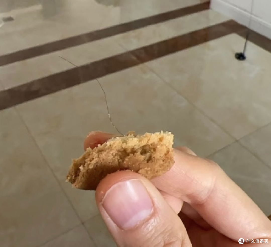 避雷！桃酥吃出“金属牙冠”，评论区炸了....