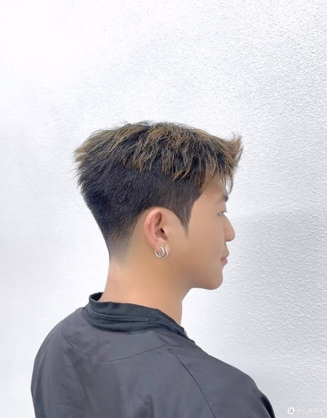 男生不过时的侧分渐变短发，干净帅气、百搭耐看，不挑年龄场景
