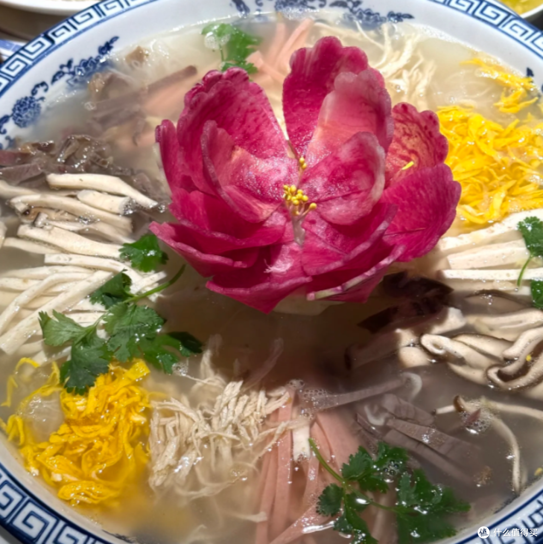 河南牡丹燕菜，汤汁鲜醇荤素搭配地道豫式宴席菜
