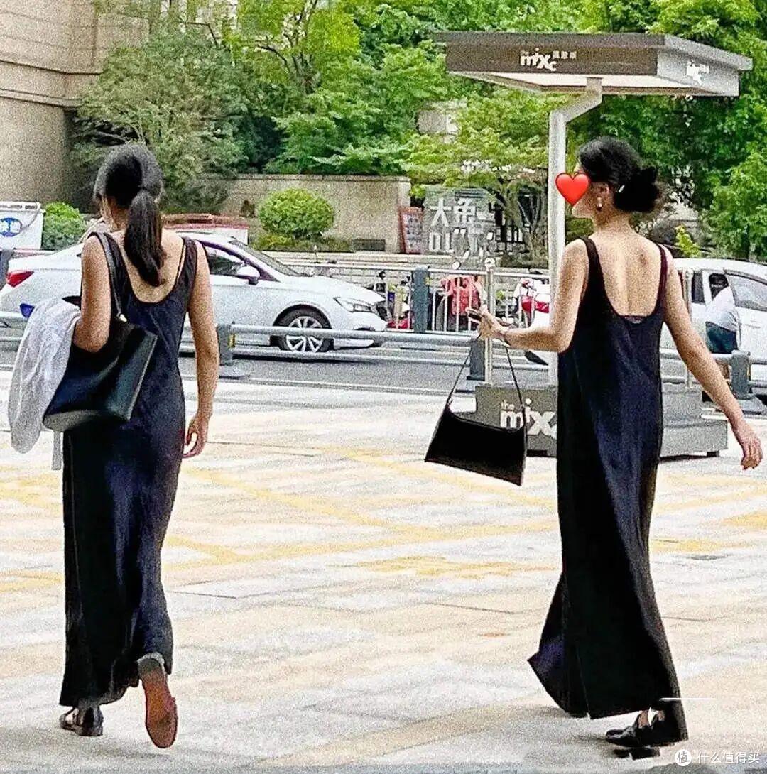 在夏天，中年女人穿各种裙子都流行“剪一刀”，慵懒随性又时髦！