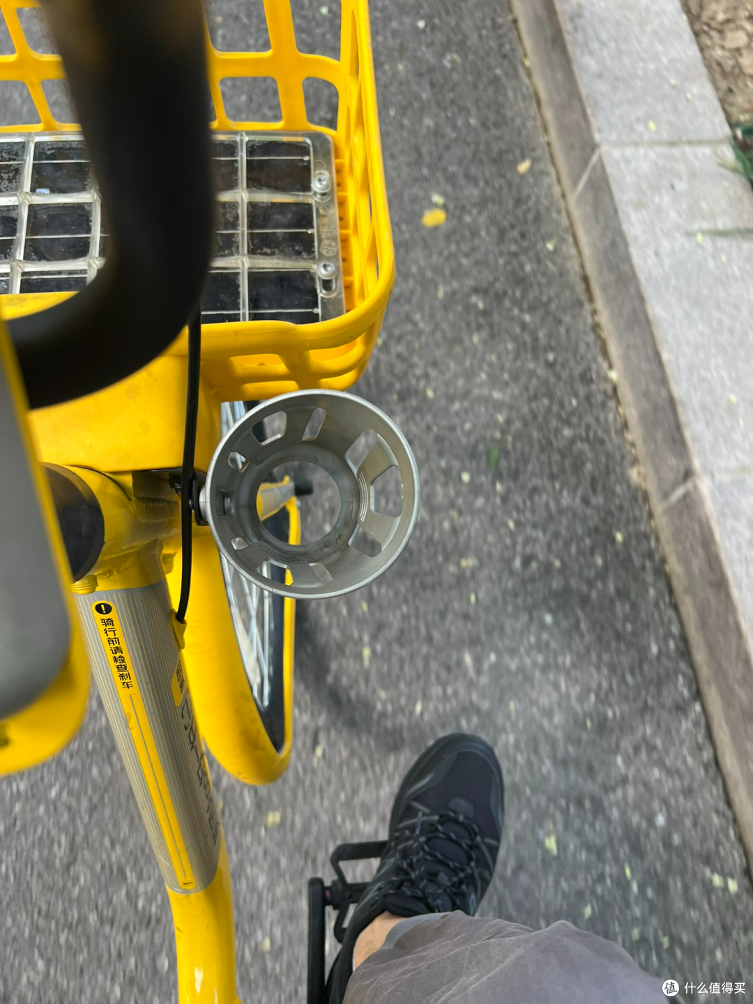 这个支架解决了水瓶总是从车筐跳出来的问题