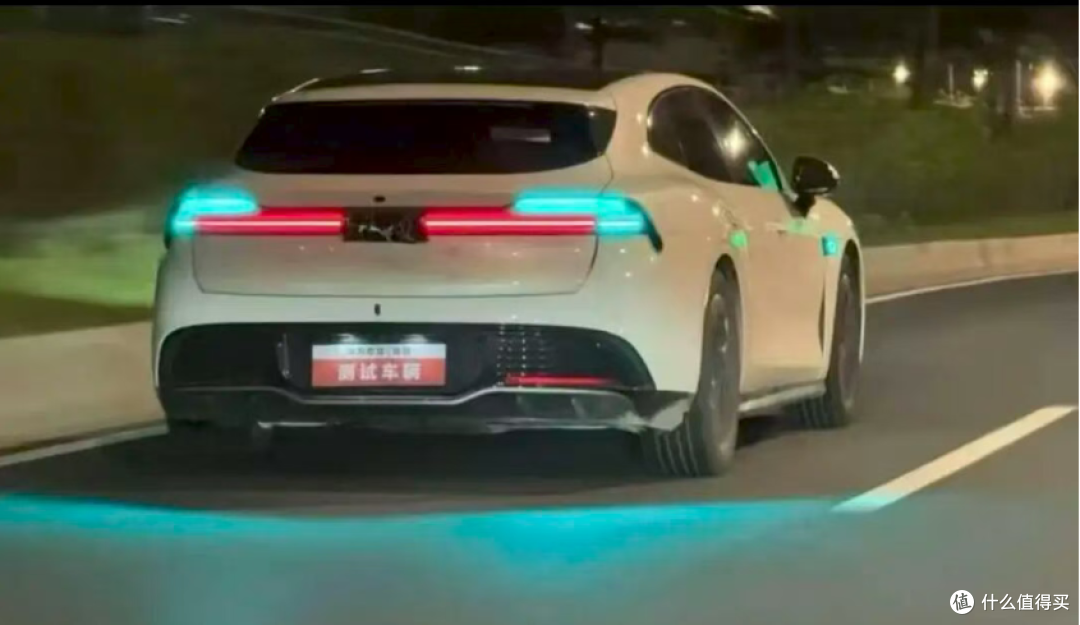 智驾"小蓝灯"将被禁用:不是灯输了,是"伪创新"该降温了