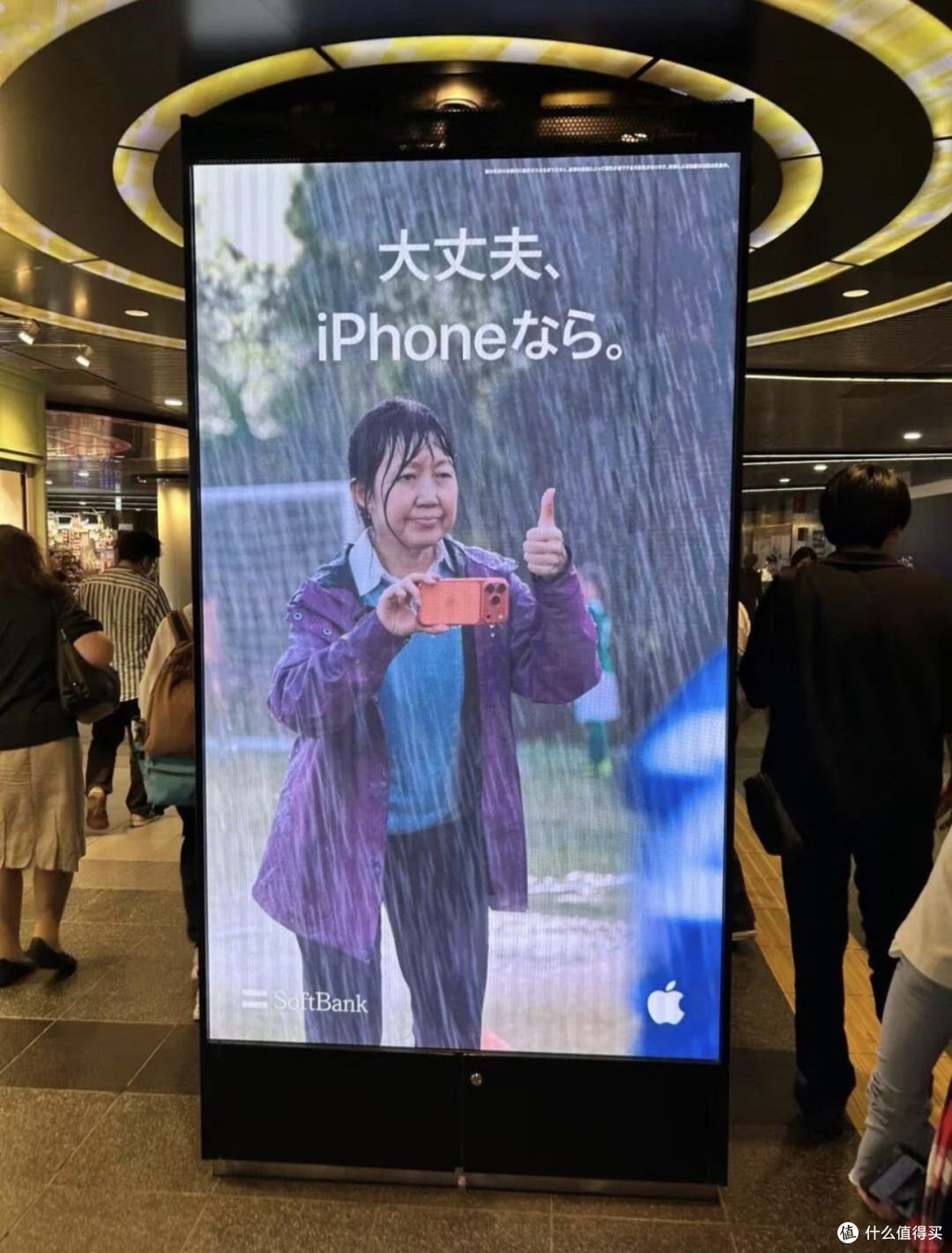 别被苹果的"温情牌"骗了——这组日本广告，藏着最精明的算计