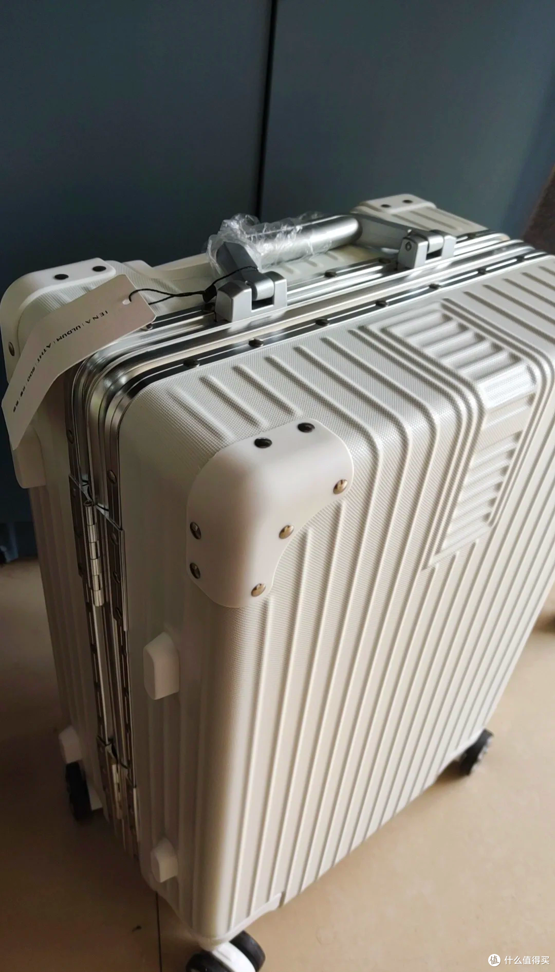 经常托运又怕轮子先坏？纯PC旅行箱品牌怎么选，抗摔与售后一起看