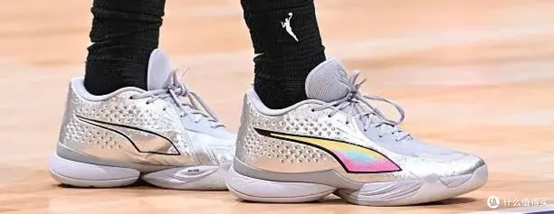 【WNBA每日上脚】12场比赛穿5个色！灭霸克拉克，实锤了？